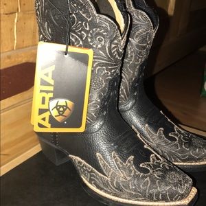 Brand new in box Ariat girls toddler boots